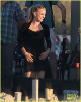 组图：娜塔莉波特曼金发黑裙身姿曼妙