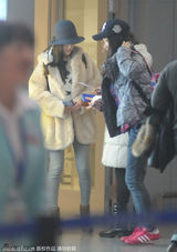 组图：李小璐携母亮相上海机场 站角落举止低调