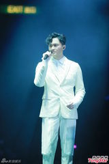 组图：谢霆锋陈慧琳等红馆开唱 悼念张耀荣