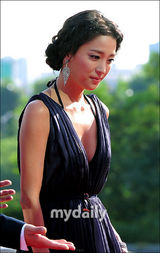 组图：朴有天闵孝琳等众星亮相首尔电视颁奖礼红毯