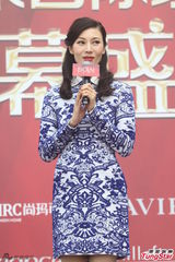 组图：李嘉欣青花瓷装亮相 专人搀扶“孕味”足