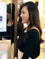 组图：张静初优雅亮相法国美艳全场