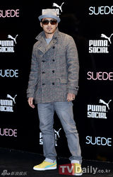 组图：Jewelry出席品牌新品发布会 热辣秀美腿