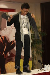 组图：王宝强宣传新片何洁帮按摩 扮大仙预测票房