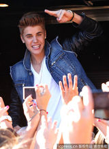 组图：比伯当街献唱谢歌迷 小天王自恋摸发