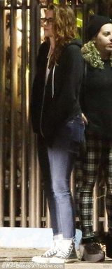 组图：曝暮光女玩调虎离山 背男友夜会劈腿导演