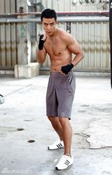 幻灯图：吴彦祖代言运动品牌 大秀结实肌肉