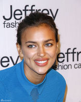 高清组图：C罗女友伊莉娜-莎伊克紧身蓝裙亮相