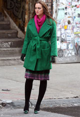 高清图：莉顿-梅斯特街拍绿色大衣搭配桃红围巾