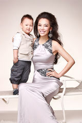 组图：辣妈孔维分享育儿经 大秀快乐亲子时光