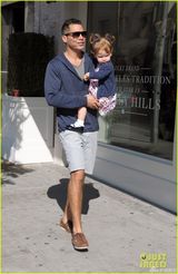 组图：阿尔芭一家四口现身伦敦 与老公各携一女