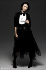 组图：童瑶黑白写真个性十足 华美绝伦率真尽现