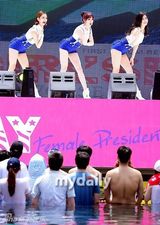 组图：GirlsDay发新辑秀性感 猛男泡泳池围观