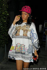 组图：蕾哈娜小熊休闲衫扮萌抢镜