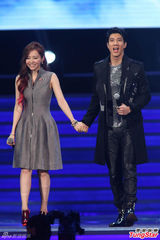 组图：中歌榜演唱会 王力宏张靓颖牵手压轴