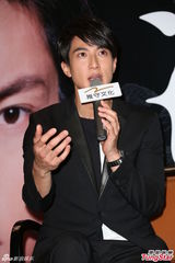 组图：吴尊文莱携女接妻儿出院 一家四口首曝光