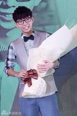 组图：胡夏新专辑成都发布会 绅士打扮人气旺