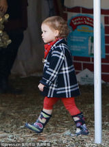 组图:阿尔芭印花外套为女拍照 小女圣诞装萌翻