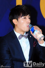 组图：孙湖竣FT崔珉焕接演音乐剧《约瑟夫》