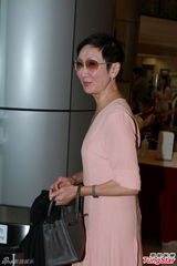 组图：朱玲玲医院二探郭晶晶 橘黄裙难掩笑颜