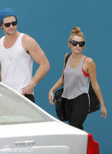 组图：玉女歌手麦莉疑与男友分手 四年感情回顾