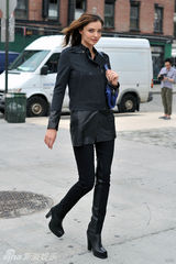 幻灯图集：米兰达-可儿拍广告 手牵蓝气球招摇过市