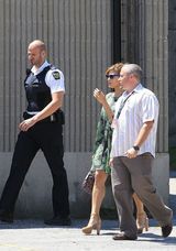 组图：瑞恩-高斯林携女友参加母亲集会仪式