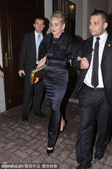 组图：莎朗斯通盛装出席 专人搀扶如老佛爷出巡