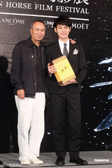 组图：妻夫木聪金马影展会影迷 现场大秀中文