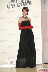 组图：杨乃文弃摇滚风露香肩 12月推出新专辑