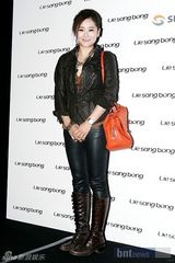 组图：具荷拉柳真等艺人出席韩国设计师时装展