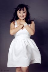 组图：“胖花”臧洪娜文艺出击 白裙飘飘显优雅