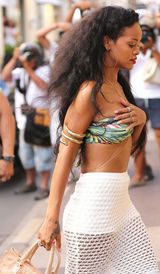 组图：蕾哈娜比基尼搭配镂空裙现身法国