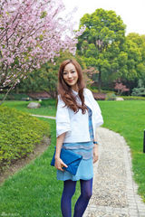 高清组图：韩雪春日街拍 裙装搭配蓝色信封包