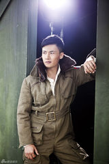 组图：《血战长空》于滨片场展型男魅力