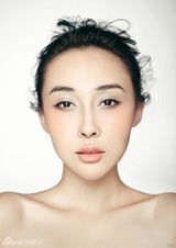 组图：陈美行夏日美妆大片 尽显诱惑自然美