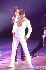 组图：东方神起开唱 劲歌热舞粉丝high不停