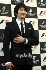 组图：宋承宪为名表站台全程微笑 绅士魅力帅气无敌