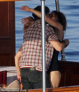 组图：德普刮胡子变奶油小生 难抑情欲抱女友狼吻