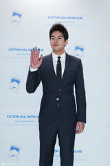 组图：韩星李尚允出席活动 西装帅气笑容迷人