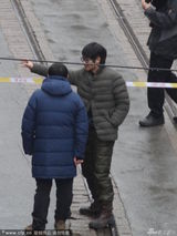 组图：陈乔恩穿旗袍懒理陈柏霖 韩寒冒大雨导戏