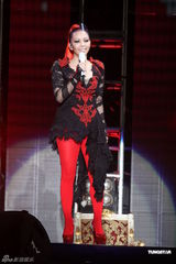 组图：阿妹身著爆乳装开唱 歌迷现场点唱饱耳福