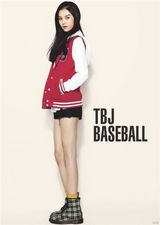 组图：金尹慧服装广告写真 容貌身材引人注目