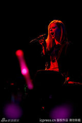 组图：艾薇儿上海开唱火爆异常 摇滚小天后热力四射