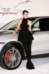 幻灯图：陈慧琳黑色露肩装配长裤现身 潮妈捞金有术