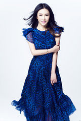 组图：曾曾最新写真曝光 飘逸长裙演绎蓝色浪漫