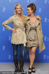 幻灯图集：《与人为善》记者会 两女星勾肩搭背出场