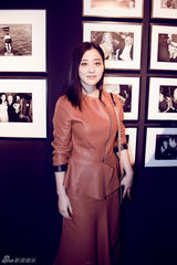 组图：梅婷受邀出席摄影展 展优雅迷人气质