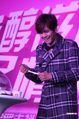 组图：罗志祥上海代言冰激凌 单手轻松抱粉丝