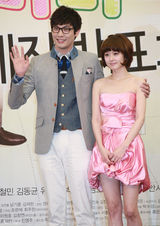 高清组图：张娜拉宣传新剧《童颜美女》粉红俏皮